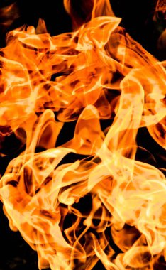 alevler siyah arkaplanda