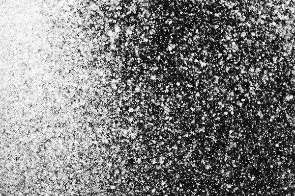 ぼやけて黒い背景に空気の水の滴 — ストック写真