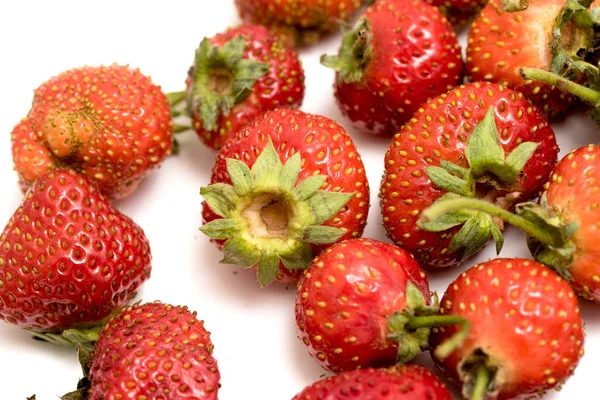 Reife Erdbeeren Isoliert Auf Weißem Hintergrund — Stockfoto