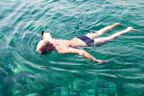 Ein Maskierter Mann Schwimmt Einen Blick Von Oben — Stockfoto