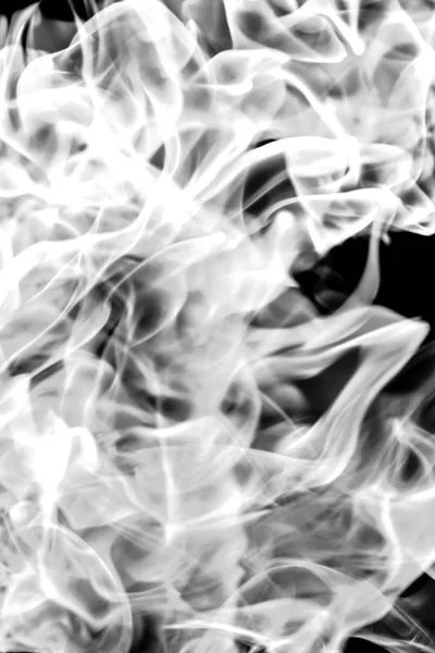 白い煙黒い背景 抽象化に — ストック写真