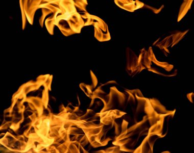 alevler siyah arkaplanda