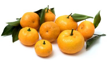 mandalina izole beyaz bir arka plan üzerinde