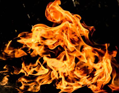 alevler siyah arkaplanda