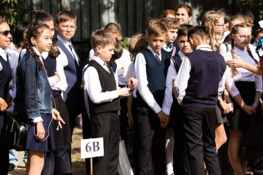 Petropavlovsk, Kazakistan - 2 Eylül 2017: Okul bahçesinde öğrenciler ve öğretmenler ile okul hattı mevcuttur. Çocuklar okula geri dön. Okulun ilk günü Kazakistan'daki bilgi günü.