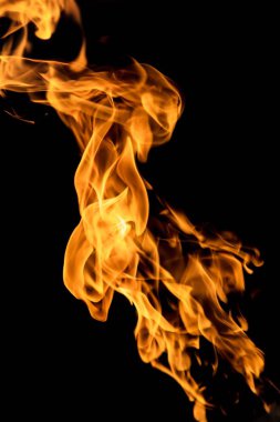 alevler siyah arkaplanda