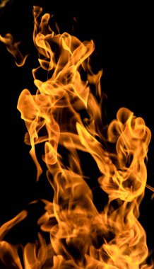 alevler siyah arkaplanda