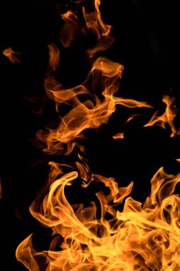 alevler siyah arkaplanda