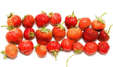 Beyaz arka plan üzerinde izole olgun çilek