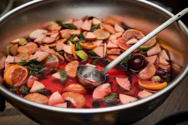 alkollü içecek meyve ile yumruk