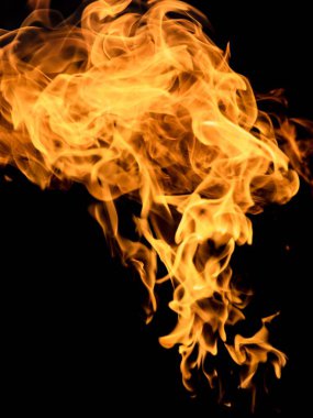 alevler siyah arkaplanda