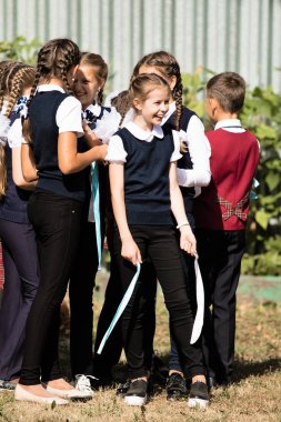 Petropavlovsk, Kazakistan - 2 Eylül 2017: Okul bahçesinde öğrenciler ve öğretmenler ile okul hattı mevcuttur. Çocuklar okula geri dön. Okulun ilk günü Kazakistan'daki bilgi günü.