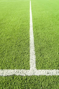 Beyaz çizgili suni çim futbol