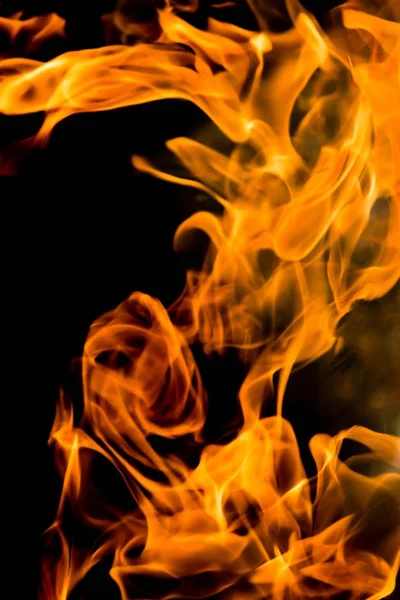 alevler siyah arkaplanda