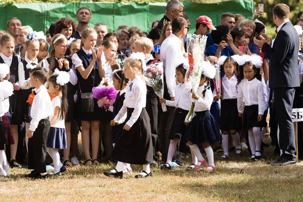 Petropavlovsk, Kazakistan - 2 Eylül 2017: Okul bahçesinde öğrenciler ve öğretmenler ile okul hattı mevcuttur. Çocuklar okula geri dön. Okulun ilk günü Kazakistan'daki bilgi günü.