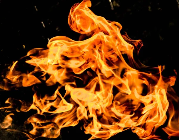 alevler siyah arkaplanda