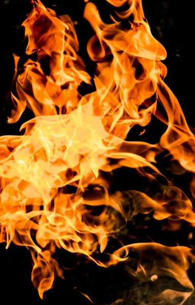 alevler siyah arkaplanda