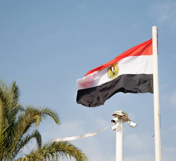 gökyüzü, güvenlik kamerası karşı Mısır bayrak.