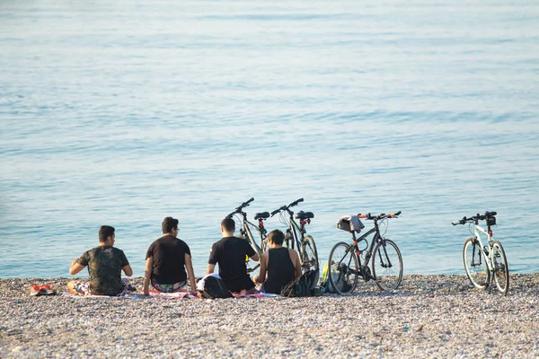 Antalya Turquie Juin 2017 Cyclistes Sur Plage Plage Konyaalti Antalya — Photo