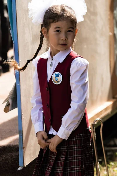 Petropavlovsk, Kazakistan - 2 Eylül 2017: Okul bahçesinde öğrenciler ve öğretmenler ile okul hattı mevcuttur. Çocuklar okula geri dön. Okulun ilk günü Kazakistan'daki bilgi günü.