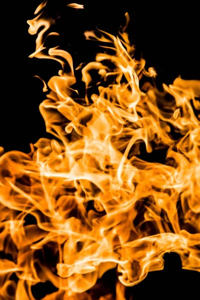 Siyah arkaplanda yangın