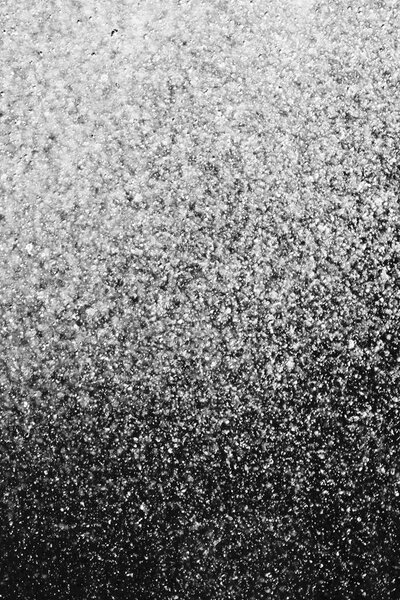 капли воды в воздухе на черном фоне размыты
