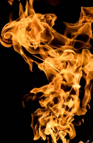 alevler siyah arkaplanda