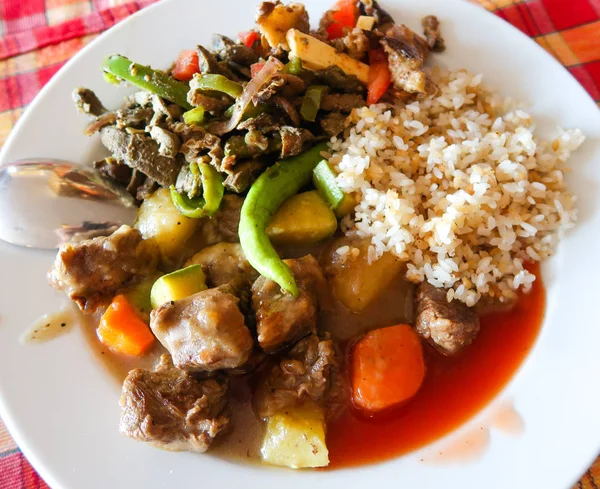 bir tabak pirinç et sebze gıda