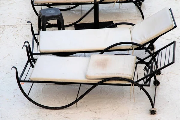 Liegestühle Mit Matratzen Strand — Stockfoto