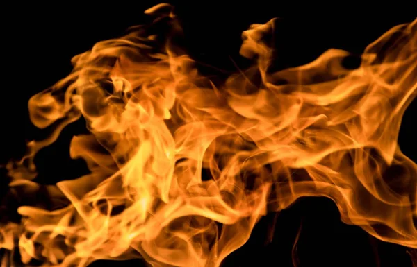 alevler siyah arkaplanda