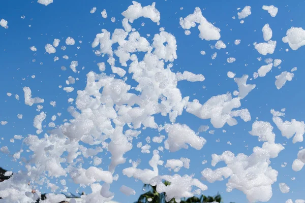 sabun köpüğü gökyüzüne karşı