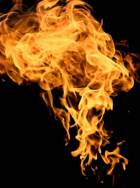 alevler siyah arkaplanda