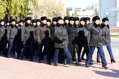 Petropavlovsk, Kazakistan - 07 Ekim 2017: İnşaat Petropavlovsk iç işleri Bakanlığı personeli gözden geçirme. Her türlü hava koşullarında hizmet için onay askerler hazır.