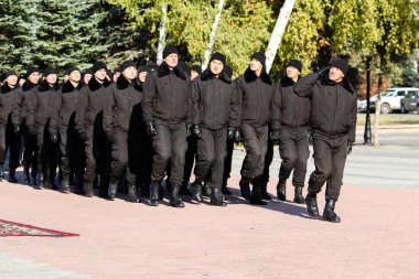 Petropavlovsk, Kazakistan - 07 Ekim 2017: İnşaat Petropavlovsk iç işleri Bakanlığı personeli gözden geçirme. Her türlü hava koşullarında hizmet için onay askerler hazır.