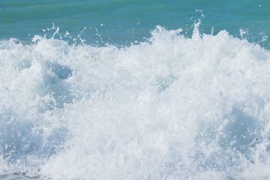 Sahilde dalgalar deniz manzara