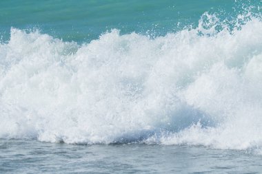 Sahilde dalgalar deniz manzara