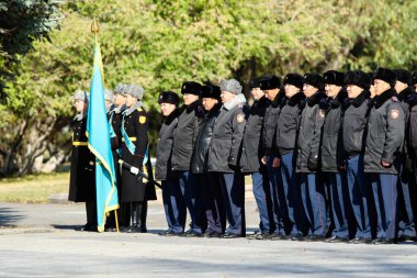 Petropavlovsk, Kazakistan - 07 Ekim 2017: İnşaat Petropavlovsk iç işleri Bakanlığı personeli gözden geçirme. Her türlü hava koşullarında hizmet için onay askerler hazır.