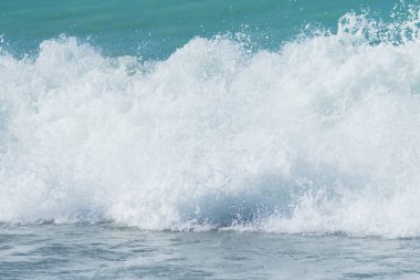 Sahilde dalgalar deniz manzara