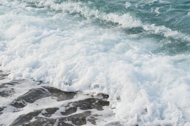 Sahilde dalgalar deniz manzara