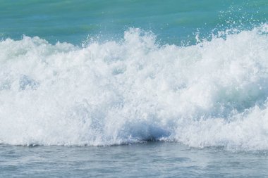 Sahilde dalgalar deniz manzara