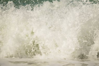 Sahilde dalgalar deniz manzara