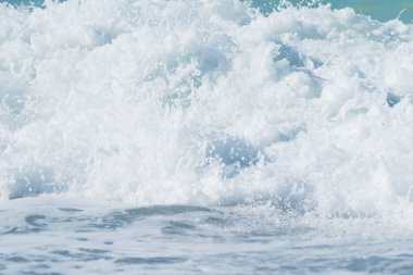 Sahilde dalgalar deniz manzara