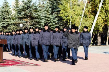 Petropavlovsk, Kazakistan - 07 Ekim 2017: İnşaat Petropavlovsk iç işleri Bakanlığı personeli gözden geçirme. Her türlü hava koşullarında hizmet için onay askerler hazır.