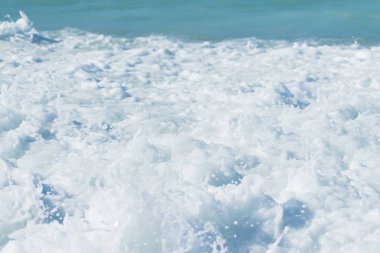 Sahilde dalgalar deniz manzara