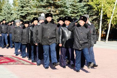 Petropavlovsk, Kazakistan - 07 Ekim 2017: İnşaat Petropavlovsk iç işleri Bakanlığı personeli gözden geçirme. Her türlü hava koşullarında hizmet için onay askerler hazır.