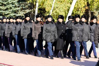 Petropavlovsk, Kazakistan - 07 Ekim 2017: İnşaat Petropavlovsk iç işleri Bakanlığı personeli gözden geçirme. Her türlü hava koşullarında hizmet için onay askerler hazır.