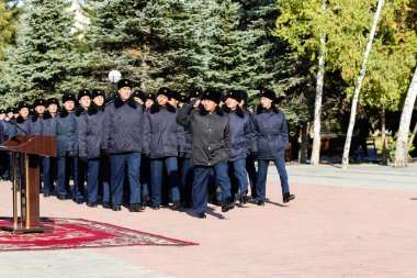 Petropavlovsk, Kazakistan - 07 Ekim 2017: İnşaat Petropavlovsk iç işleri Bakanlığı personeli gözden geçirme. Her türlü hava koşullarında hizmet için onay askerler hazır.