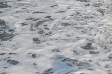 Sahilde dalgalar deniz manzara