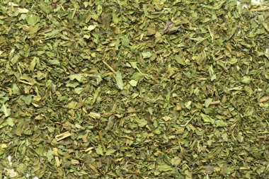 Kurutulmuş rendelenmiş yeşil yaprakları çay, nane, tütün