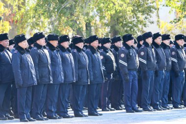 Petropavlovsk, Kazakistan - 07 Ekim 2017: İnşaat Petropavlovsk iç işleri Bakanlığı personeli gözden geçirme. Her türlü hava koşullarında hizmet için onay askerler hazır.